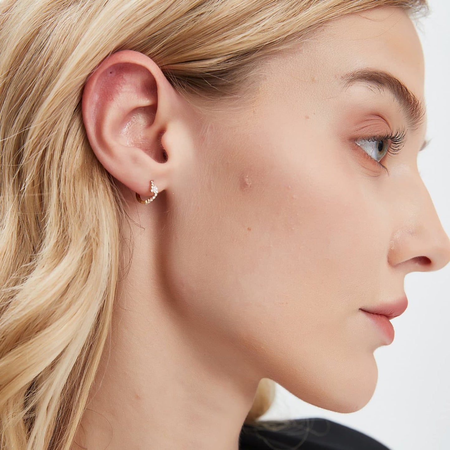 A technical side profile view of the White Marquise Pavé Hoop. This image highlights the structural integrity of the 18K solid gold AU750 construction and the seamless integrated hinge closure engineered for secure 24/7 comfort. The side perspective showcases the 8mm inner diameter and the slim, rhythmic profile of the marquise pavé setting. The consistent high-polish finish and the alignment of the 0.108ctw diamonds are clearly visible.