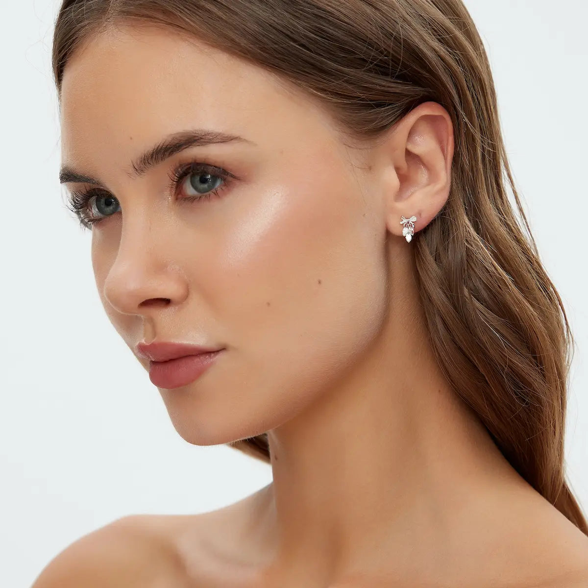 Side view of 18K Solid Gold Bow & Plume Floating Lab Diamond Stud Earring, showing structure, shine, and floating diamond placement.