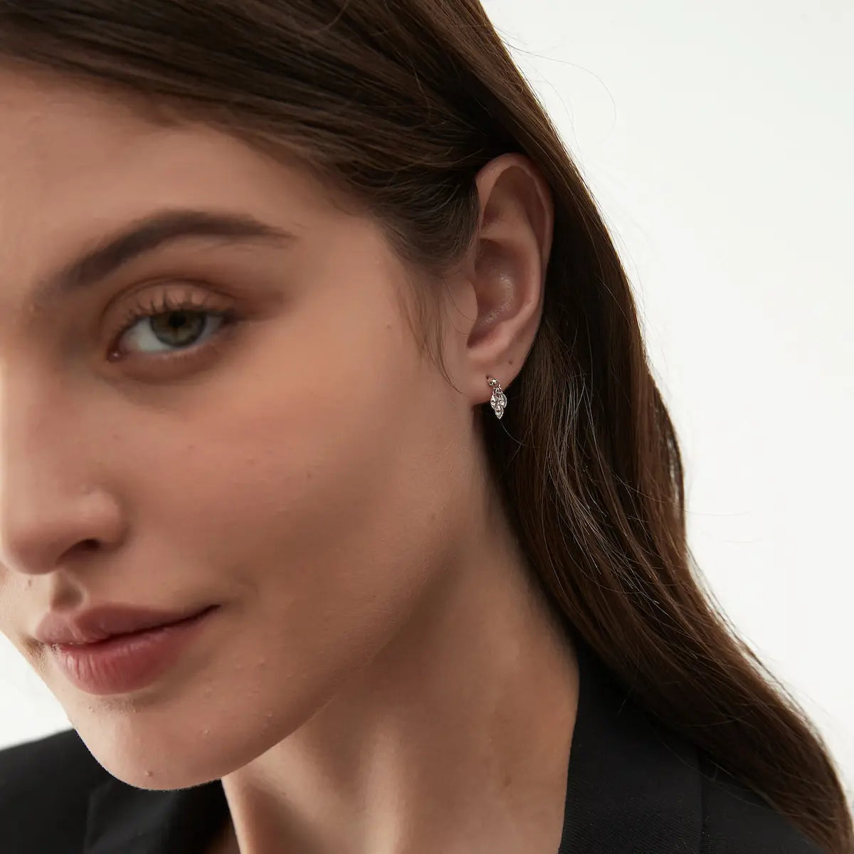 Side profile of the beaded finger ring, revealing the 360-degree exposure of the seven laser-drilled diamonds. The absence of traditional settings allows the pink and white lab diamonds to float weightlessly along the 18K solid gold beaded band. Demonstrates the structural integrity and minimalist profile of the Radiant Drift collection.