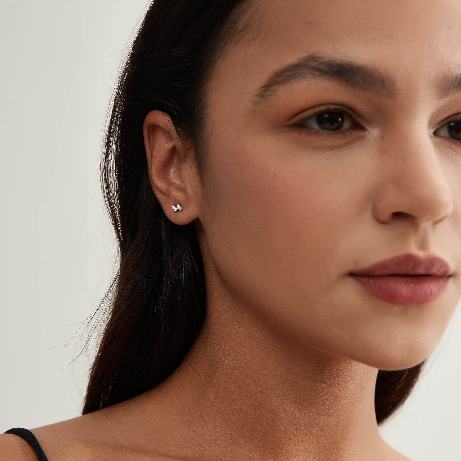 Close-up of the 18K gold cluster setting with four hand-selected white diamonds