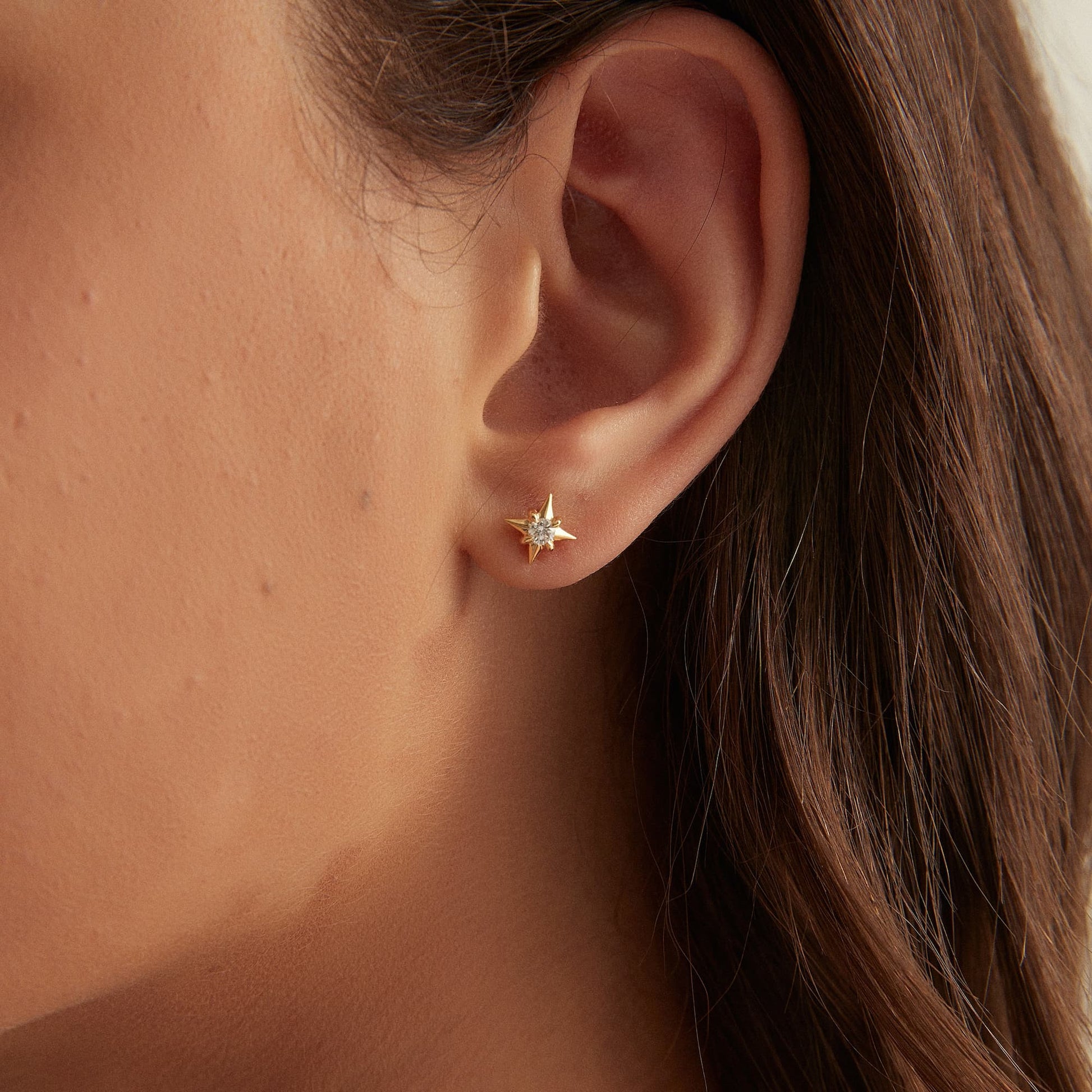 Detail of the 0.08ct natural diamond VS1/E in an 18K gold star setting.