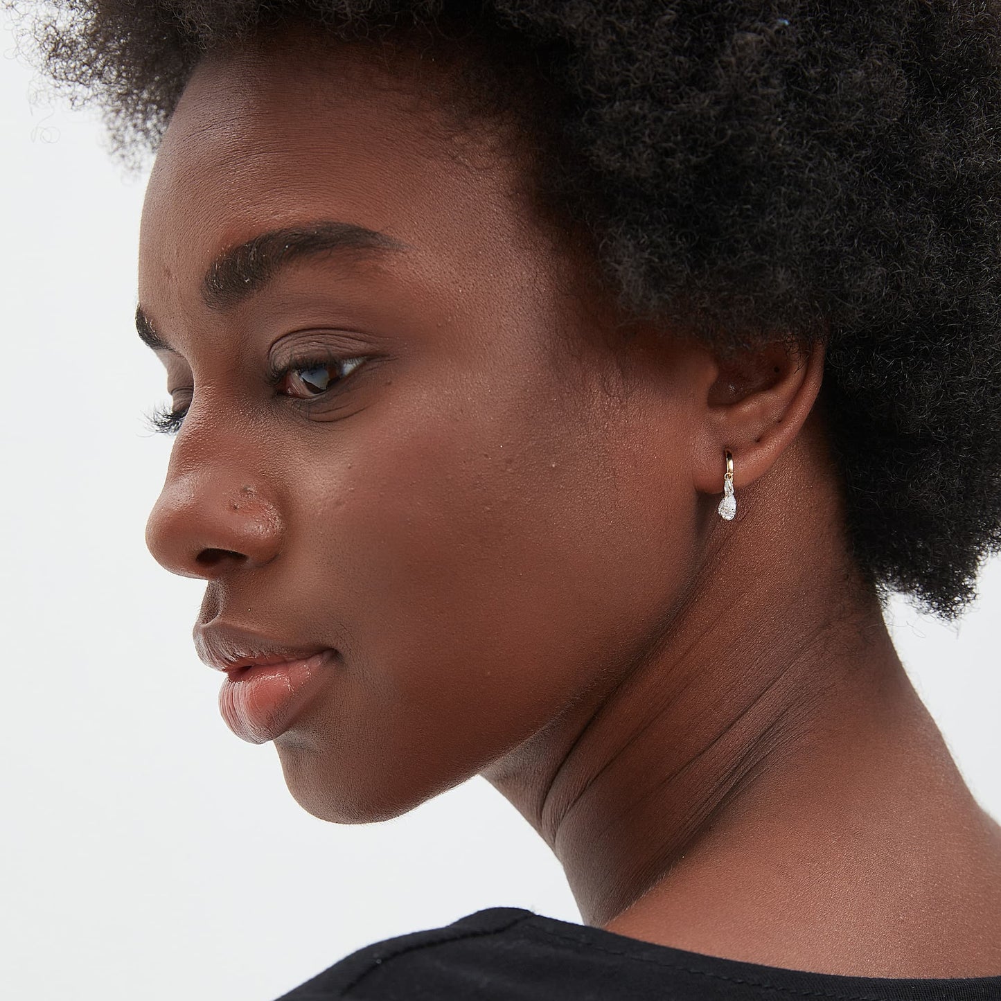 Side profile of 18K gold hoop showing the pear diamond arrangement and chain