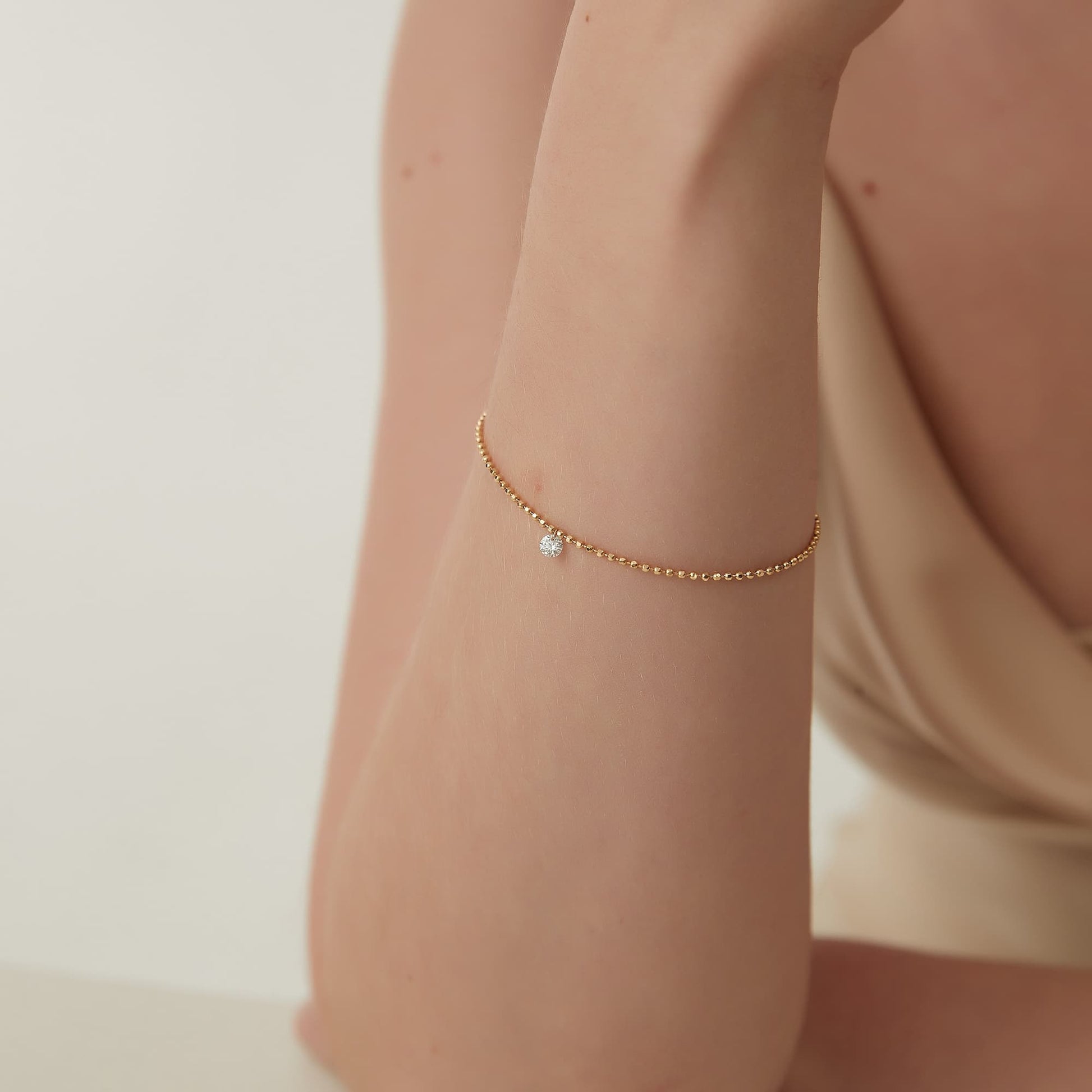 Detail of a 0.2ct pear-cut VVS diamond in a laser-drilled setting.