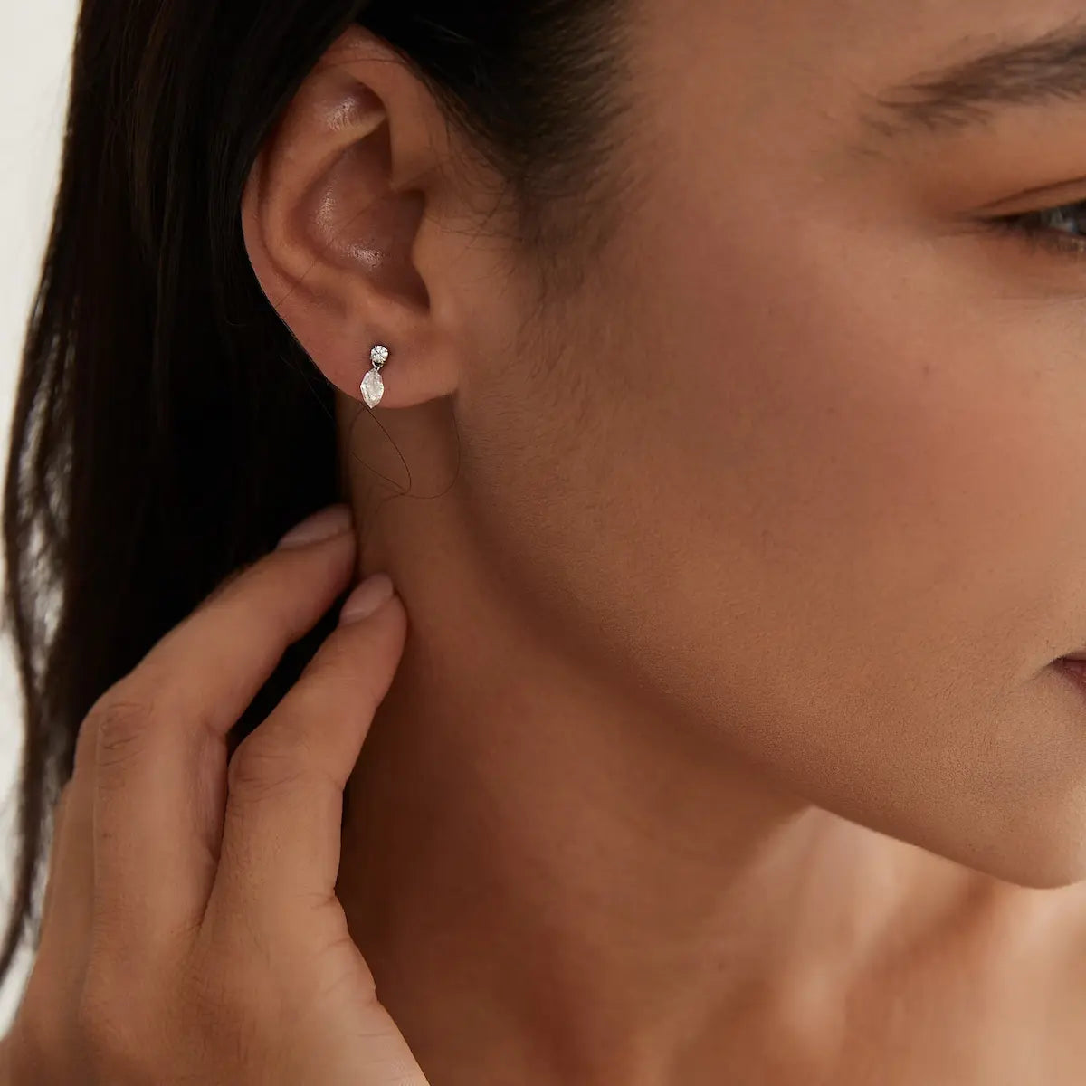 A technical photograph showing the secure threaded screw-back mechanism of the LTM & CO.™ dangle stud. Features the internally threaded flat-back post in 18K solid gold (AU750), designed for maximum comfort and permanent 24/7 wear. This view highlights the functional integrity and the premium quality of the jewelry engineering, optimized for long-term placement in professional ear curations.