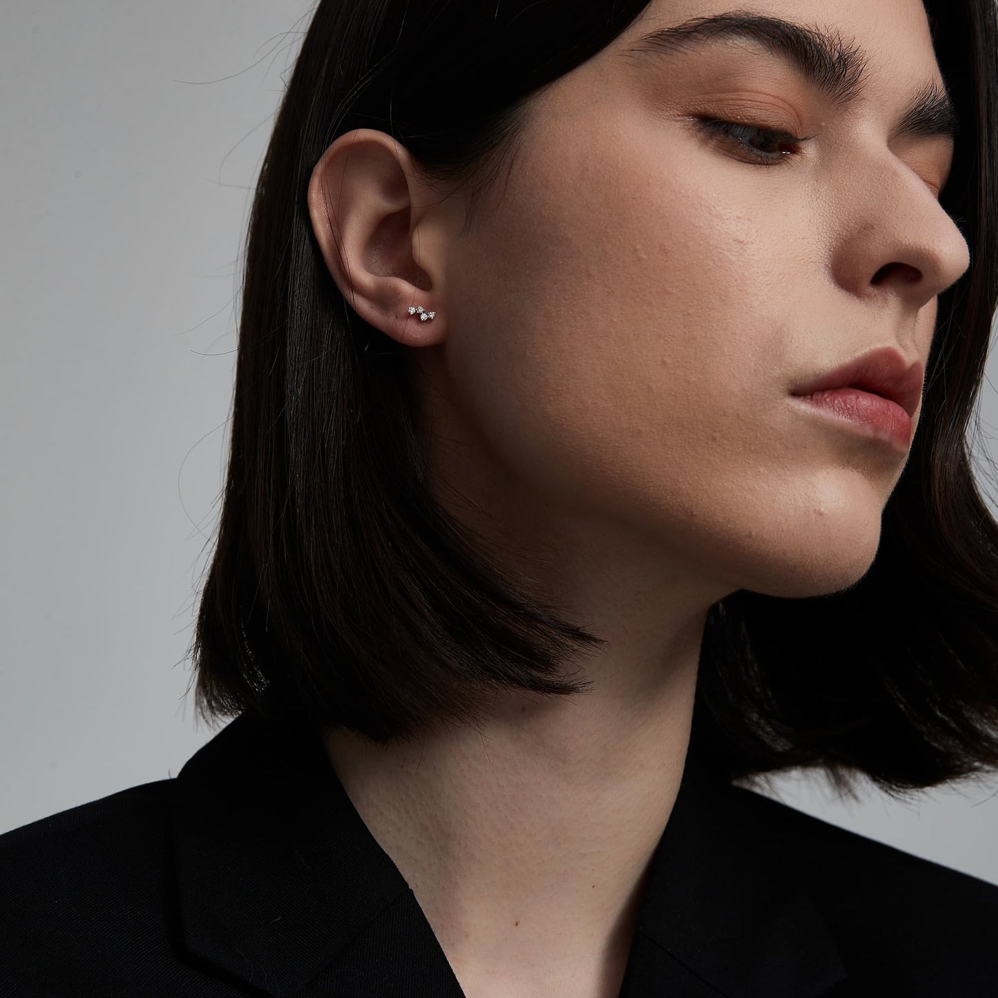 Side profile of the pink diamond threaded piercing showing the flat back design