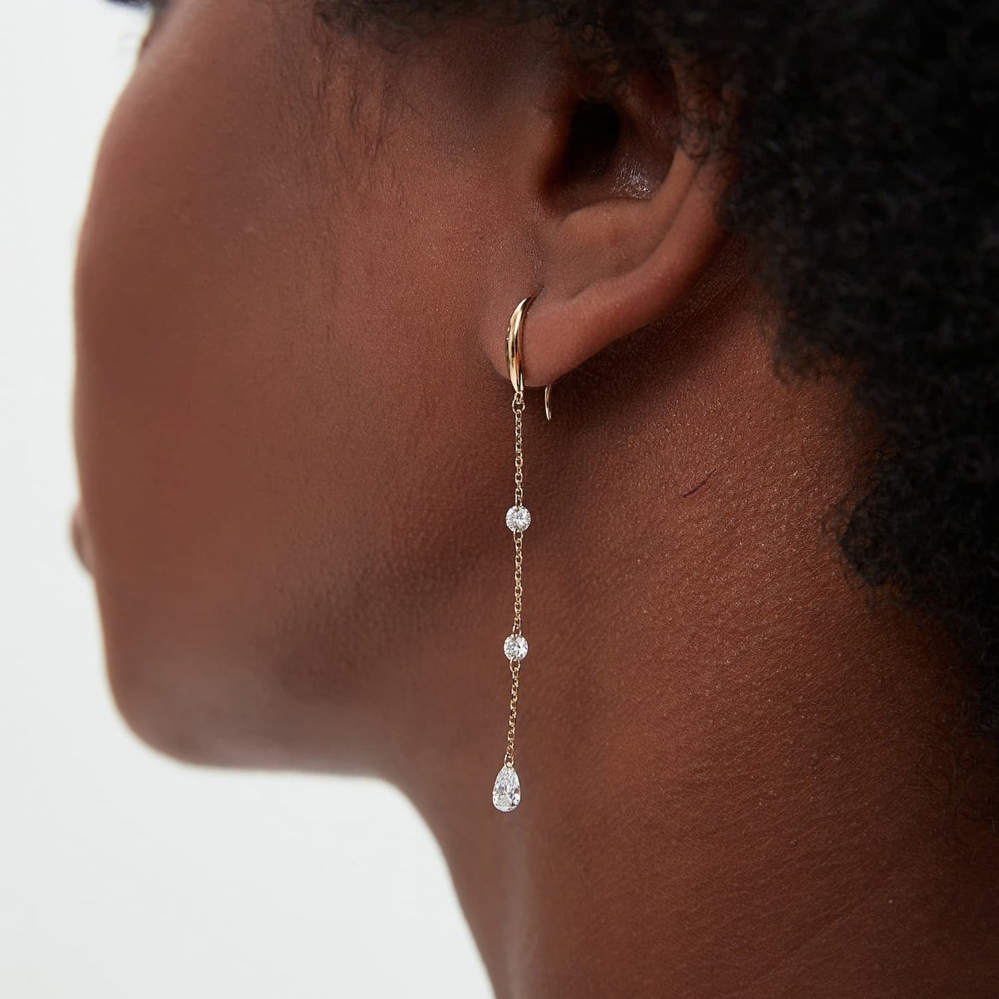 A technical side view showing the structural integrity of the 18K solid gold AU750 hoop and its secure integrated hinge closure, designed for a comfortable 24/7 seamless fit.